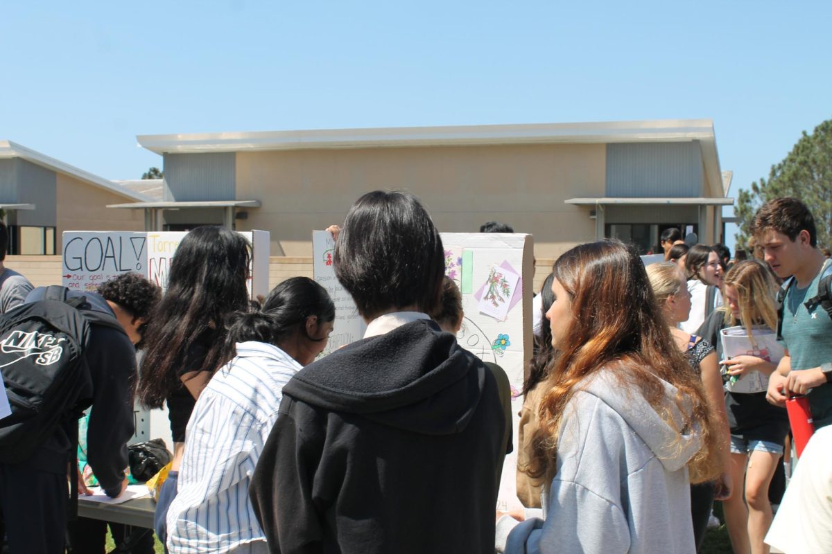 Students gather around a booth at club rush, Sept. 13 in the west quad.