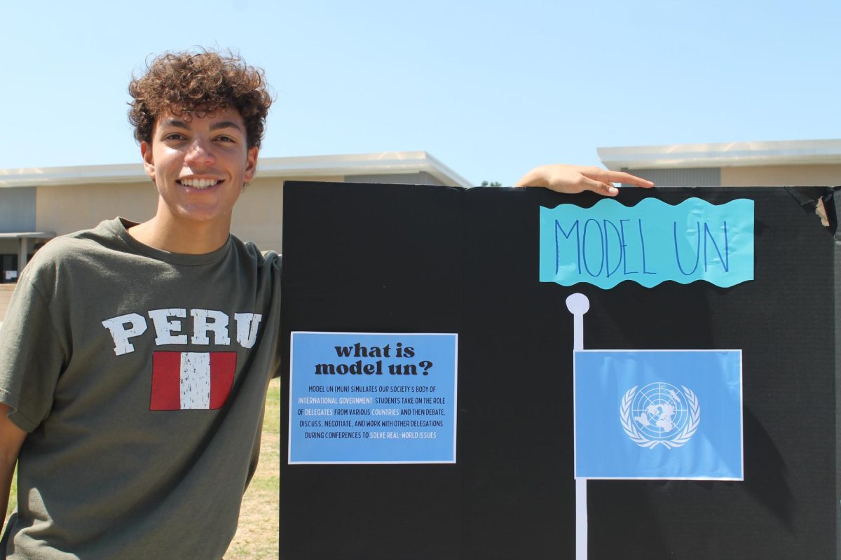 Dean Smith (11) promotes Model United Nations at a booth.