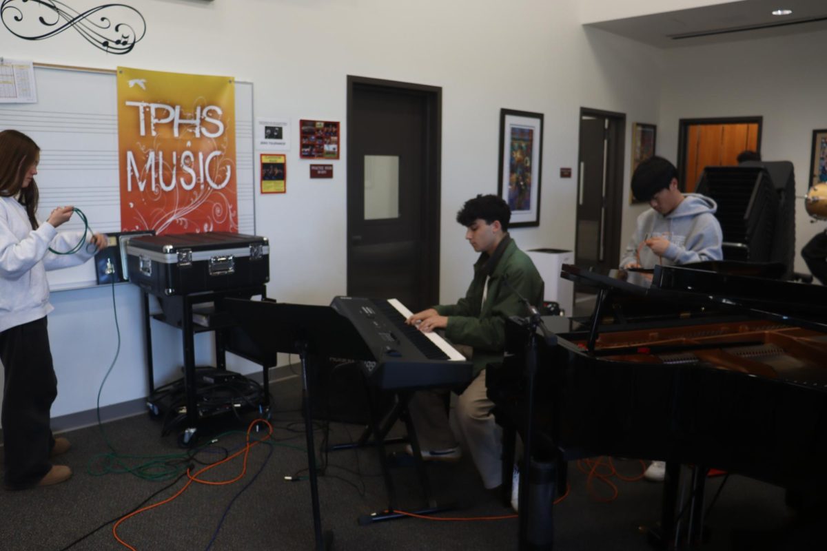 Students in Jazz Band finish a rehearsal for the Winter Concert that will be held on Dec 10. Orchestra, Band and Jazz Band started preparations for the concert in October.